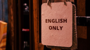 English only en el gobierno federal: lo que esconde la nueva política de vivienda para muchos en Estados Unidos