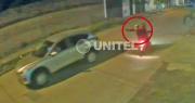 Video: Antisociales en moto, apuntan con un arma a una pareja que iba en un vehículo