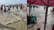 EN VIDEO: Intenso oleaje golpeó playas de La Guaira este 24Ago, autoridades evacuaron a los bañistas