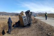 Alerta en la Ruta 40: las ráfagas de viento provocaron el vuelco de un camión chileno en Bariloche