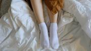 Dormir siempre con las medias puestas: esto es lo que dice la psicología sobre esta conducta