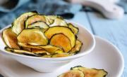 El reemplazo ideal de las papas fritas: los chips de zucchini perfectos para sumar a la picada