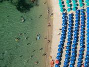 Bajo el sol italiano, se debate el costo de un día de playa