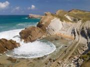 La playa en Cantabria rodeada por geoparque mundial de la UNESCO para descubrir