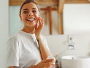 Cómo rejuvenecer la piel con vitamina C y ácido hialurónico