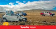 Bomberos aseguran un rodado volcado