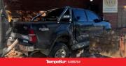 Perdió el control de la camioneta y se estrelló contra una casa