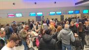 Vuelos cancelados, reprogramaciones y demoras en los aeropuertos por el paro de controladores aéreos