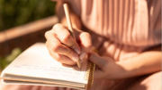 ¡Deja las pantallas de inmediato! Descubre los inmensos beneficios para tu salud de escribir a mano: desde hoy usarás menos el celular