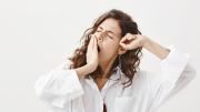 Qué significa bostezar cuando otra persona lo hace, según la psicología: ¿son realmente contagiosos?