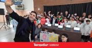 Educación financiera: Torres entregó equipamiento informático