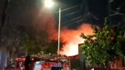 Fuego en Flores: dos casas quedaron afectadas en un violento incendio nocturno