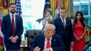 Esto te puede pasar ahora si quemas la bandera de EE.UU.: conoce el nuevo decreto de Trump