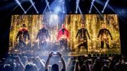 Estos dos cantantes se unen en un concierto, pero no desde la tarima sino como espectadores de los Backstreet Boys