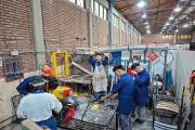 Solidaridad que abriga y enseña: estudiantes de Zapala fabrican ecoleña con basura y cero costo