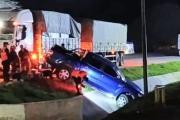 Camioneta terminó en una acequia al ingresar a una estación de servicio