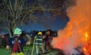 Fuego, tensión y asistencia a vecinos por inhalación de monóxido de carbono en Arturo Seguí
