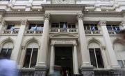 “No habrá pesos”: el Gobierno volvió a subir los encajes bancarios en la previa de una jornada clave