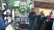 Familiares y amigos del gobernador mantienen vigilia en espera de decisión sobre la detención de Camacho