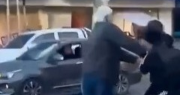 Un conocido abogado sanjuanino quiso frenar una pelea de jóvenes en el centro y terminó de cara en el piso