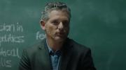 La nueva apuesta de HBO Max: el imperdible thriller psicológico con Eric Bana y Sadie Sink