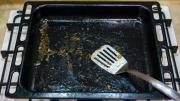 Cómo recuperar una fuente de horno con grasa quemada pegada