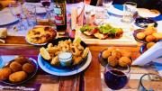 Dos personas comen milanesa, rabas, papas fritas y otras cosas por $42.000 en este bodegón