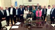 Por primera vez, dos ministros superan en imagen a Milei, que registra una baja alarmante en una nueva encuesta
