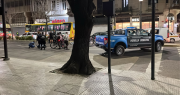 Tensión en el centro de La Plata: un automovilista chocó a una mujer en moto y escapó