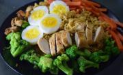La cantidad exacta de proteína que necesita tu ensalada para llenarte, según expertos en nutrición