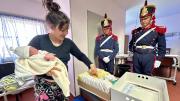 Granaderos visitaron hospitales de Brown y homenajearon a mujeres que dieron a luz