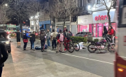 Choque y fuga en pleno centro de La Plata: embistió a una motociclista y escapó