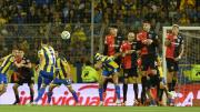 Un ex árbitro aseguró que el golazo de Di María en el clásico rosarino debió ser anulado
