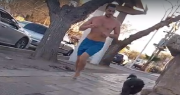 ¿Se anticipó al verano? Filmaron a un sanjuanino corriendo sin remera y descalzo