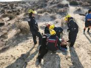 Complejo rescate en una zona rocosa de Roca: una mujer de 47 años se lesionó en Paso Córdoba, cómo fue el operativo