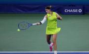Resplandeciente de rojo, Osaka pasa a la segunda ronda del Abierto de Estados Unidos
