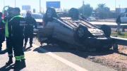 Vuelco: accidente en el Acceso Sur deja un herido y el tránsito complicado