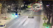 Video: un fuerte accidente de tránsito entre un motociclista y un taxi casi termina en tragedia