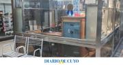 Reventaron la vidriera de una joyería a metros de Plaza 25 y cargaron en mochilas un botín millonario