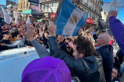 Evacúan a Milei por el lanzamiento de objetos contra una caravana electoral