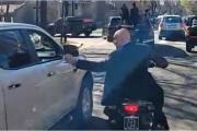 José Luis Espert fue evacuado en moto y sin casco de los piedrazos en la caravana libertaria: Se puso muy violenta
