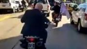 Insólito: Espert huyó en moto tras el violento final de la caravana de Milei en Lomas de Zamora