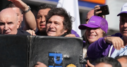 Atacaron con piedras a la caravana de Milei y debieron evacuar a la comitiva: hay dos detenidos