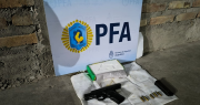 Sorprendieron a dos personas con un ladrillo de cocaína y un arma, en pleno barrio de Chimbas