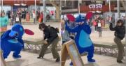 Video: “Stitch” dejó Hawái y se tiró unos pasos en la Peatonal sanjuanina, ¿junto con Lilo?
