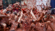 En Imagenes: España celebra una batalla festiva que tiñe de rojo las calles de Buñol