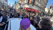 Atacaron la caravana de Javier Milei en Lomas de Zamora: piedrazos, insultos y dos detenidos