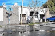 Inaguantable desborde cloacal en Roca: el agua ingresó a su casa y criticó la falta de respuestas