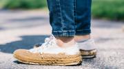 Tus zapatos podrían alojar más de 400 mil bacterias: Desde salmonella a E. Coli, esto dicen expertos