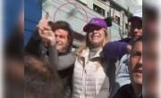 VIDEO. El momento exacto que una piedra roza la cabeza de Milei